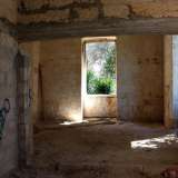 Attraverso una finestra aperta riusciamo comunque a introdurci negli interni, costituiti da un salone centrale circolare e quattro vani secondari che un tempo accoglievano statue neoclassiche ormai perdute